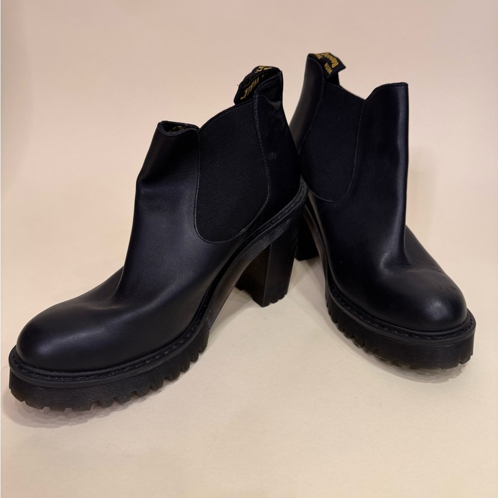 Dr. Martens black hurston leather boots, Chelsea heel